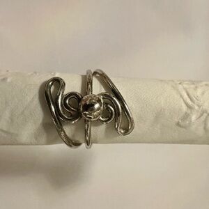 Elegant Silver Swirl Ring
